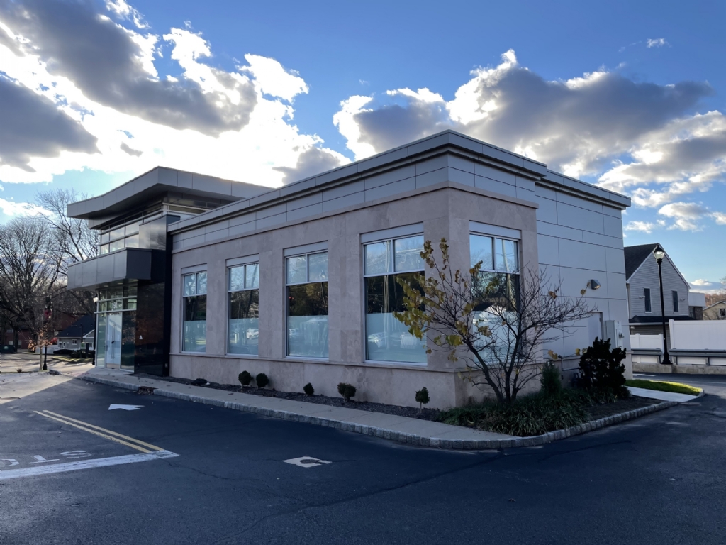 Under Contract 2,379 SF - Bank Facility