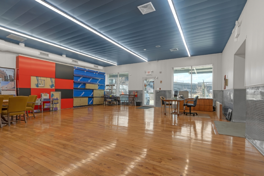 Available: 17,000 SF